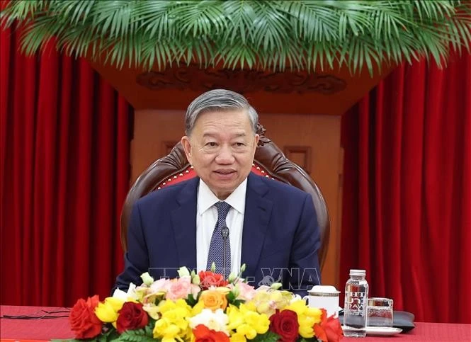 El secretario general del Partido Comunista de Vietnam, To Lam, sostiene una llamada telefónica con el presidente del Consejo Europeo, Antonio Costa. (Foto: VNA)