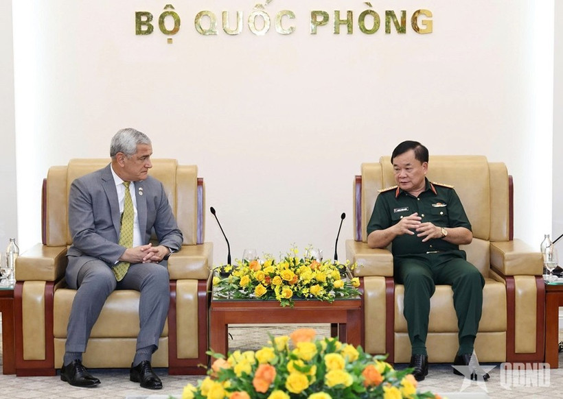 Kelly McKeague, director de la Agencia de Defensa para el Recuento de Prisioneros de Guerra y Desaparecidos, fue recibido por el coronel general Hoang Xuan Chien, viceministro de Defensa de Vietnam. (Foto: qdnd.vn)
