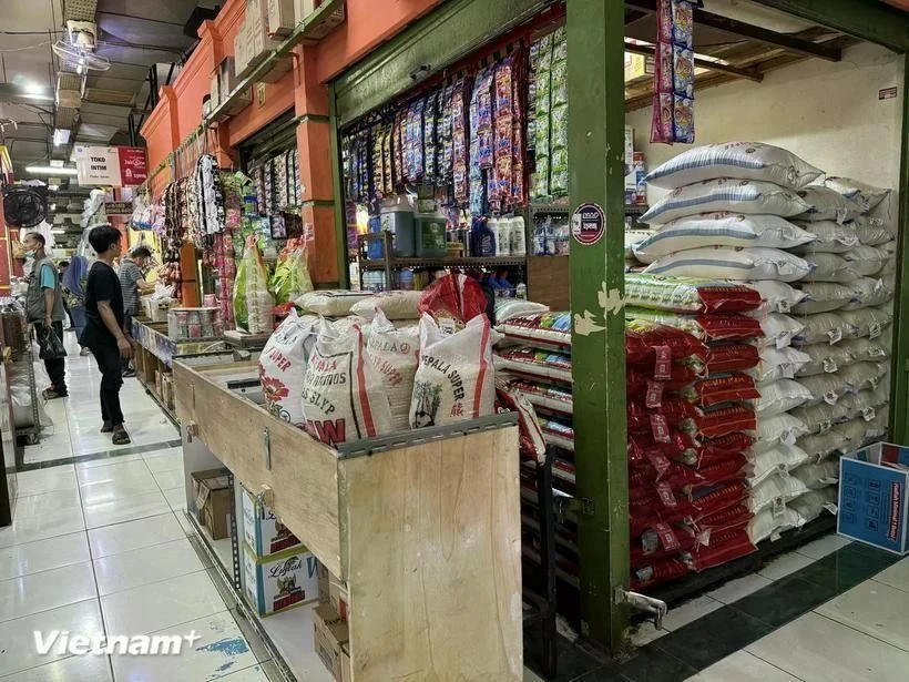 Una tienda de arroz en el mercado de Santa en la ciudad de Selong, en la regencia de Lombok Oriental, provincia de Nusa Tenggara Occidental, Indonesia (Foto: VNA)