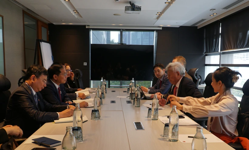Durante el encuentro entre el presidente del Banco Asiático de Inversión en Infraestructura (AIIB), Jin Liqun, y el viceprimer ministro y canciller vietnamita, Bui Thanh Son. (Foto: VNA)
