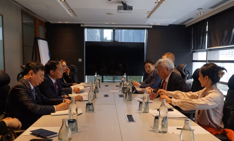 Durante el encuentro entre el presidente del Banco Asiático de Inversión en Infraestructura (AIIB), Jin Liqun, y el viceprimer ministro y canciller vietnamita, Bui Thanh Son. (Foto: VNA)