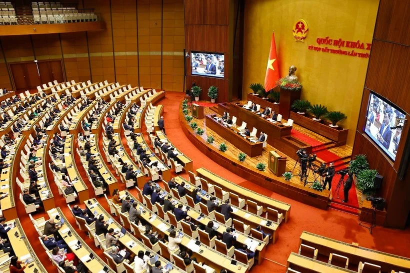 La Asamblea Nacional votó a aprobar la Resolución que pone a prueba una serie de mecanismos y políticas específicos para desarrollar el sistema ferroviario urbano en Hanoi y Ciudad Ho Chi Minh. (Foto: VNA)