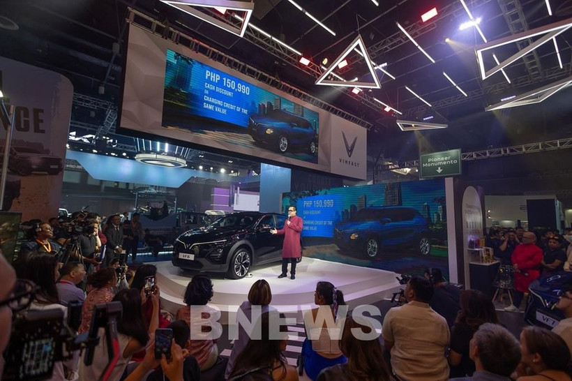 Muchos visitantes están interesados ​​en el modelo VF 6 en el stand de VinFast. (Foto: VNA)