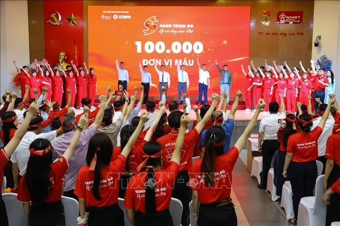 Prof. Dr. Tran Van Thuan, viceministro de Salud, el Prof. Asociado Dr. Nguyen Ha Thanh, director del Instituto Central de Hematología y Transfusión de Sangre, y otros invitados y voluntarios inauguraron el XIII Itinerario Rojo 2025. (Foto: VNA)