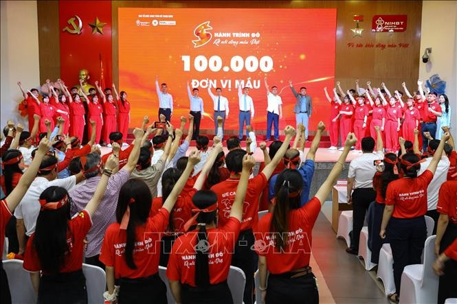 Prof. Dr. Tran Van Thuan, viceministro de Salud, el Prof. Asociado Dr. Nguyen Ha Thanh, director del Instituto Central de Hematología y Transfusión de Sangre, y otros invitados y voluntarios inauguraron el XIII Itinerario Rojo 2025. (Foto: VNA)