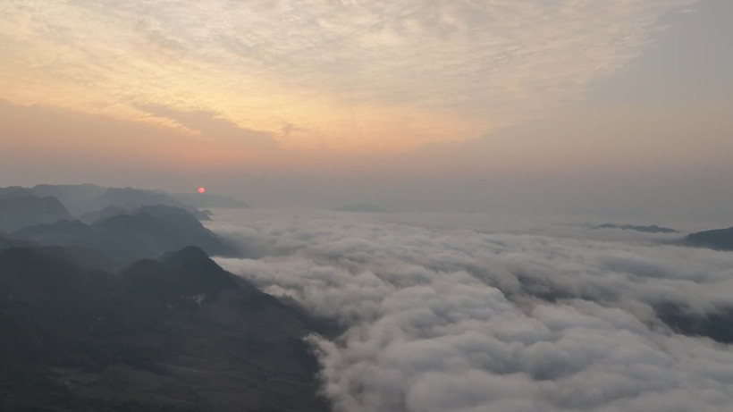 Turistas cazan nubes en la meseta vietnamita de Moc Chau (Foto: VNA)