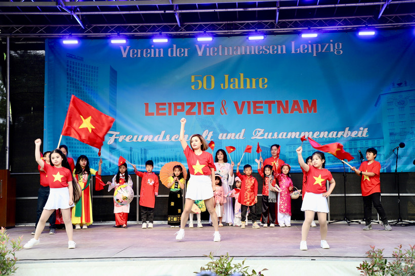 Programa cultural de niños vietnamitas en el Día de Cultura Vietnamita en la ciudad de Leipzig. (Foto: VNA)