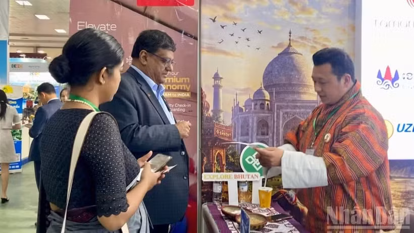 La Feria Internacional de Turismo de Vietnam (VITM) 2026 reúne a numerosas empresas dedicadas al turismo outbound, un segmento que continúa registrando un crecimiento sostenido en el país. (Foto: nhandan.vn)