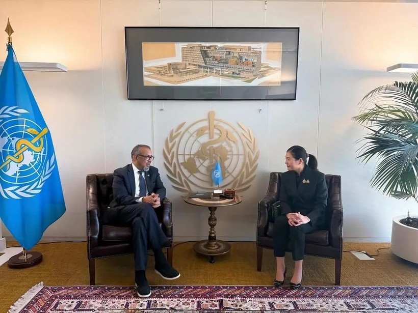 La ministra adjunta a la Oficina del Primer Ministro tailandés, Jiraporn Sindhuprai (derecha), y el director general de la OMS, Tedros Adhanom Ghebreyesus, en su reciente reunión en Ginebra. (Foto: thainews.prd.go.th)