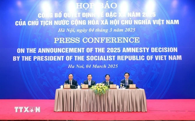 Durante la rueda de prensa para anunciar la Decisión de Amnistía de 2025 del Presidente de Vietnam (Foto: VNA)