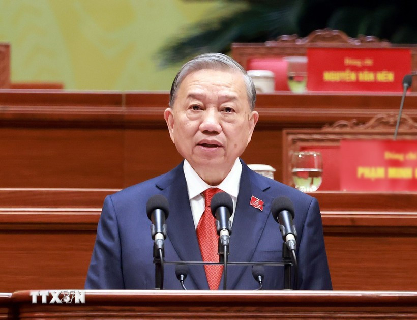 El secretario general To Lam, en representación del Comité Central del Partido Comunista de Vietnam del XIV mandato, pronuncia un discurso. (Foto: VNA)