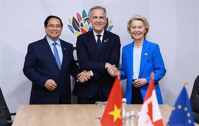 El primer ministro Pham Minh Chinh asistió a una reunión con su homólogo canadiense, Mark Carney, y la presidenta de la Comisión Europea (CE), Ursula von der Leyen, sobre el Acuerdo Integral y Progresivo de Asociación Transpacífico (CPTPP). Foto: VNA
