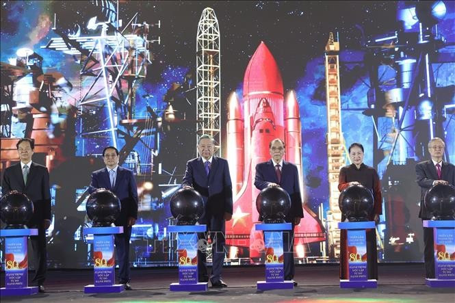 El secretario general del Partido, To Lam, el primer ministro Pham Minh Chinh y otros líderes y exlíderes del Partido y del Estado oficiaron la ceremonia inaugural de la Exposición. (Foto: VNA)