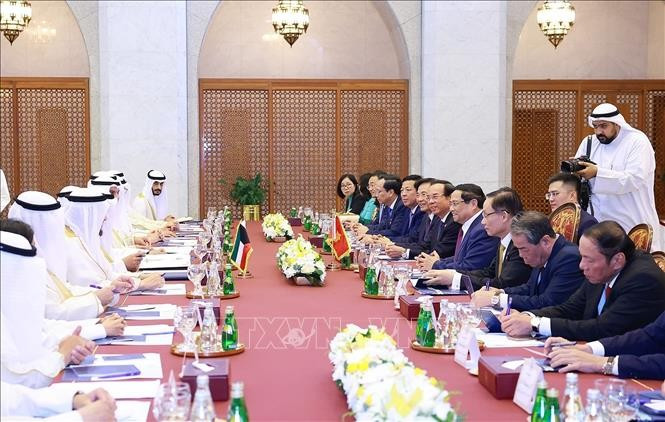 El primer ministro de Vietnam, Pham Minh Chinh, sostiene conversaciones con su homólogo anfitrión, el jeque Ahmad Abdullah Al-Ahmad Al-Sabah. (Foto: VNA)