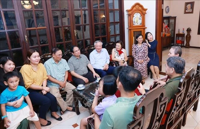 l primer ministro de Vietnam, Pham Minh Chinh, visita la familia del expresidente del Consejo de Ministros Pham Hung. (Fuente: VNA)