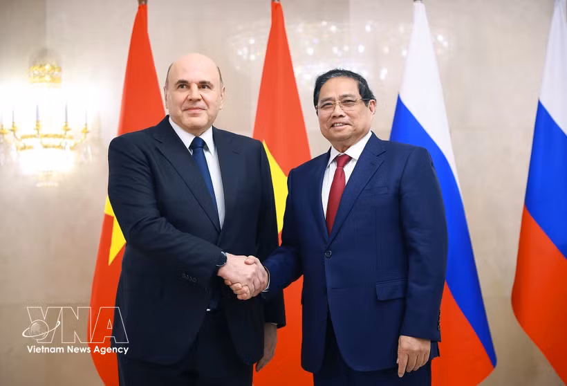 El primer ministro de Vietnam, Pham Minh Chinh, se reúne con su homólogo anfitrión, Mikhail Mishustin. (Foto: VNA)