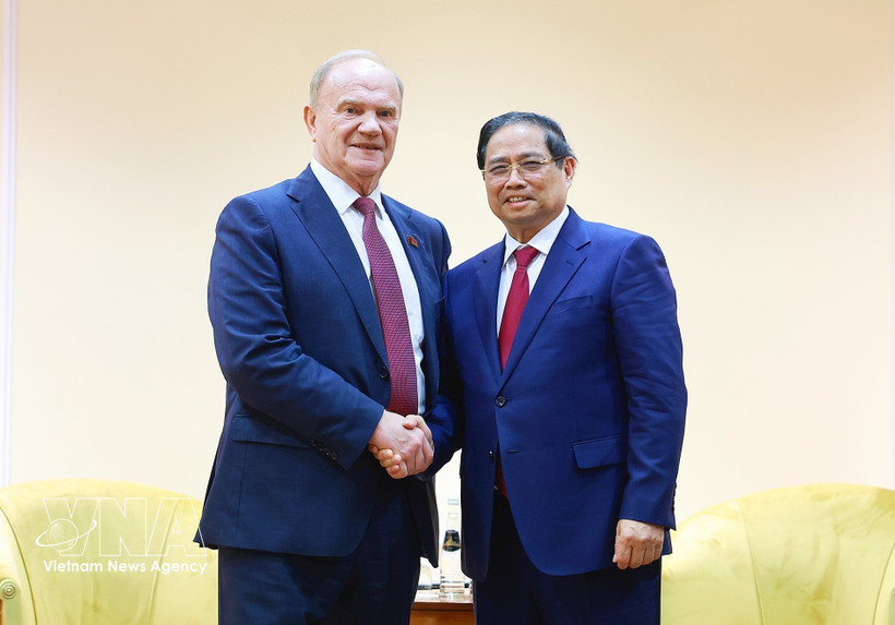 El primer ministro de Vietnam, Pham Minh Chinh, y el presidente del Partido Comunista de la Federación de Rusia, Gennady Ziuganov. (Foto: VNA)