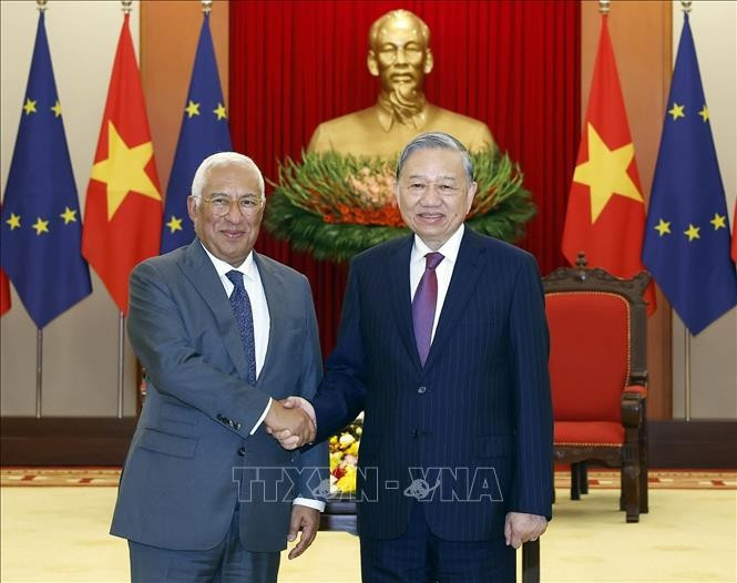 El secreratario general del Partido Comunista de Vietnam, To Lam, recibe al presidente del Consejo Europeo, António Costa, en Hanoi. (Foto: VNA)