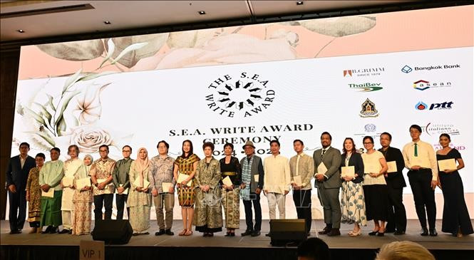Escritores homenajeados en la Ceremonia del Premio de Literatura del Sudeste Asiático (SEA Write Award) 2024–2025. (Foto: VNA)
