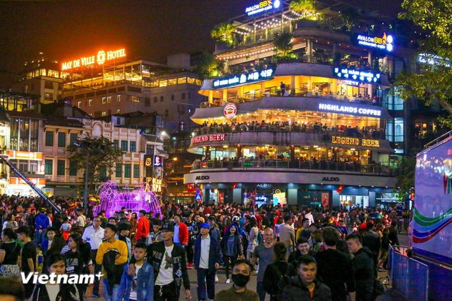 Pobladores y turistas en la plaza Dong Kinh Nghia Thuc. (Foto: Vietnam+)