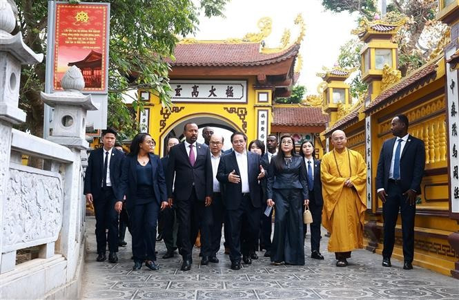 Los primeros ministros de Vietnam, Pham Minh Chinh, y de Etiopía, Abiy Ahmed Ali, junto con sus respectivas esposas, disfrutan de un recorrido por el espacio cultural y arquitectónico de la Pagoda Tran Quoc. (Foto: VNA)