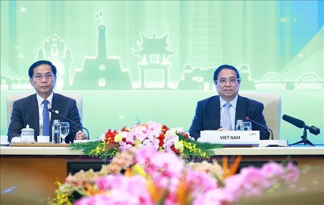 El primer ministro de Vietnam, Pham Minh Chinh, preside la sesión “Transición verde sostenible y centrada en las personas” en el marco de la Cumbre P4G en Hanoi. (Foto: VNA)