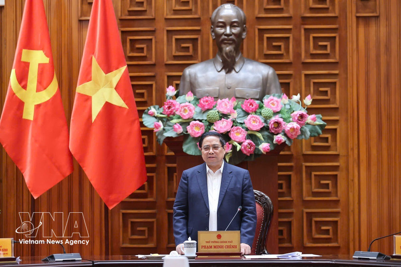 El primer ministro Pham Minh Chinh preside una reunión del Comité Permanente del Gobierno para debatir las políticas de vivienda social y la financiación para estabilizar los precios de la gasolina. (Foto: VNA)