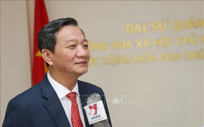 El embajador de Vietnam en Laos, Nguyen Minh Tam, concede una entrevista a la Agencia Vietnamita de Noticias (Foto: VNA)