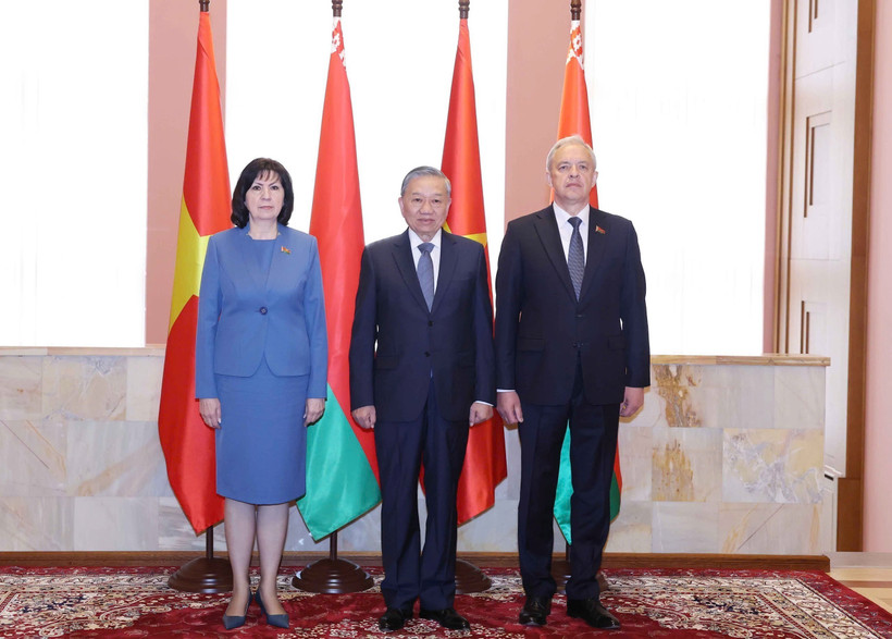 El secretario general del Partido Comunista de Vietnam, To Lam, la presidenta del Consejo de la República, Natalya Kochanova (izquierda), y el presidente de la Cámara de Representantes, Igor Sergeyenko (derecha), se toman una foto de grupo. (Foto: VNA)