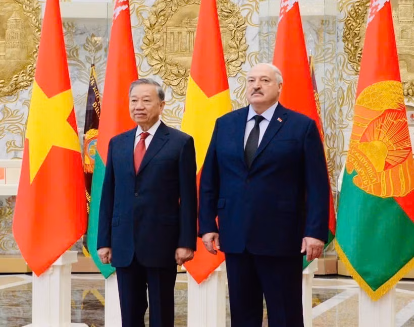 El secretario general del Partido Comunista de Vietnam, To Lam (izquierda) y el presidente bielorruso, Aleksandr Lukashenko. (Fuente: VNA)