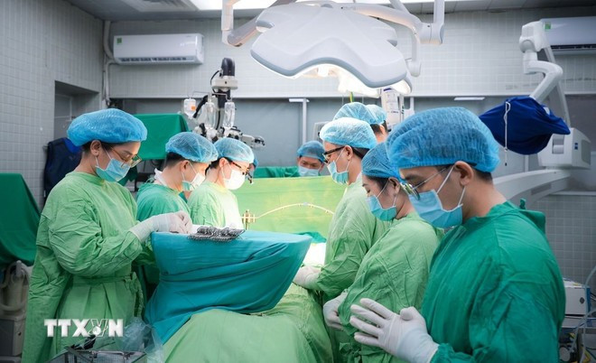 Los médicos guardaron un minuto de silencio en honor al donante de órganos. (Foto: VNA)