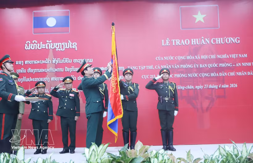 El general Nguyen Tan Cuong entrega la Orden de la Independencia del Estado de Vietnam a un colectivo del Ministerio de Defensa de Laos. (Foto: VNA)