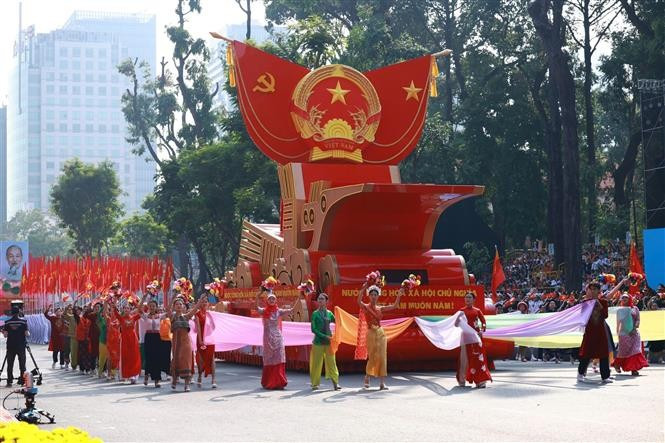 Caravana con el modelo del Escudo Nacional de la República Socialista de Vietnam desfilando frente a la tribuna. (Foto: VNA)