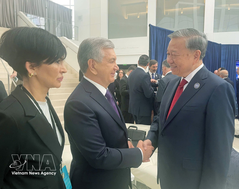 El secretario general To Lam (derecha) se reúne con el presidente de Uzbekistán, Shavkat Mirziyoyev, al margen de la reunión de la Junta de Paz para Gaza en Estados Unidos. (Foto: VNA)