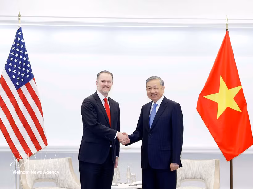 El secretario general del Partido Comunista de Vietnam, To Lam, y el representante comercial de Estados Unidos, Jamieson Greer. (Foto: VNA)