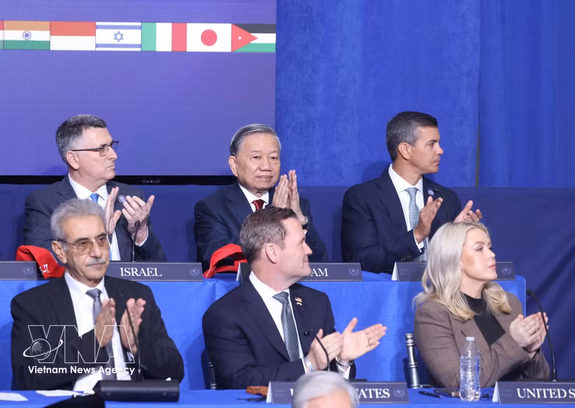 El secretario general To Lam (centro, fila de atrás) y los delegados asisten a la sesión inaugural de la Junta de Paz para Gaza. (Foto: VNA)