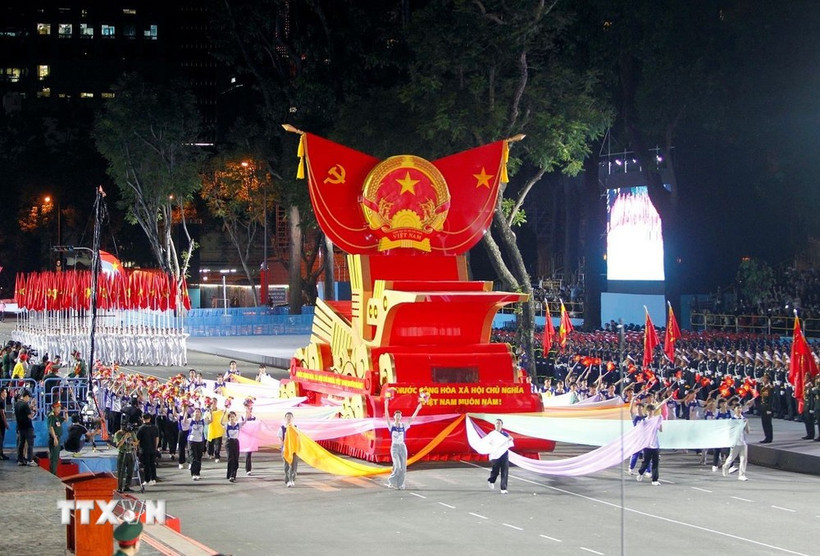 Desfile de carrozas con el emblema nacional de la República Socialista de Vietnam durante el segundo ensayo del desfile. (Foto: VNA)