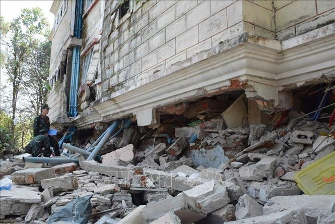 Los socorristas se acercaron al lugar de las zonas residenciales afectadas por el terremoto en la la capital de Myanmar, Naypyidaw. (Foto: VNA)