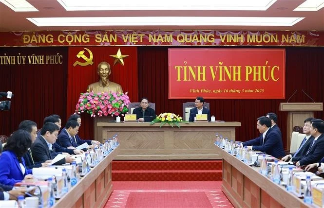 El primer ministro Pham Minh Chinh trabaja con el Buró Ejecutivo del Comité partidista de Vinh Phuc sobre el desarrollo socioeconómico de la provincia. (Foto: VNA)