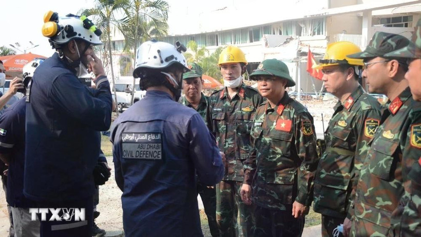 La delegación del Ejército Popular de Vietnam discute los planes para acercarse a la ubicación de las víctimas con la fuerza de rescate de los EAU. (Foto: VNA)
