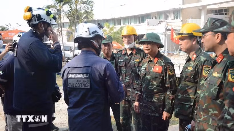 La delegación del Ejército Popular de Vietnam discute los planes para acercarse a la ubicación de las víctimas con la fuerza de rescate de los EAU. (Foto: VNA)