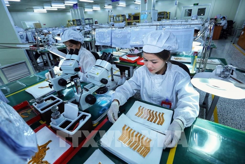 Línea de prueba de circuitos electrónicos en una empresa surcoreana en el parque industrial de Yen Phong. (Foto: VNA)
