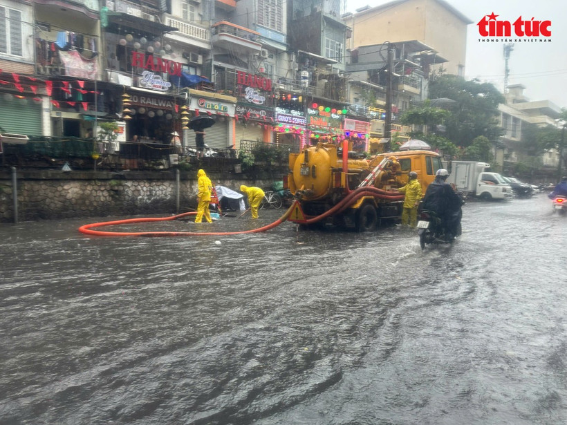 Los trabajadores de la Compañía de Alcantarillado de Hanoi están de guardia abriendo las tapas de los sumideros, retirando basura, desobstruyendo el flujo del agua y operando bombas, para evacuar el agua en el menor tiempo posible. (Foto: VNA)