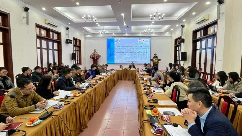 Se presenta el informe "Economía de Vietnam en 2024 y perspectivas para 2025" del Instituto Central de Gestión Económica. (Foto: Vietnam+)