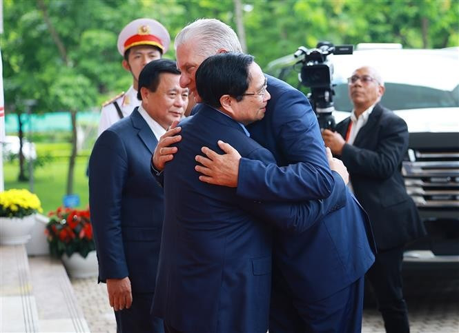 El primer ministro de Vietnam, Pham Minh Chinh, recibe al primer secretario del Comité Central del Partido Comunista y presidente de Cuba, Miguel Díaz-Canel. (Foto: VNA)
