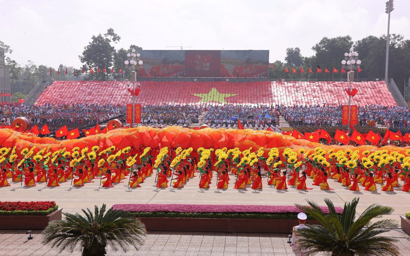 Espectáculo artístico en conmemoración del 80º aniversario de la Revolución de Agosto y del Día Nacional del 2 de septiembre, previo al desfile militar y civil. (Foto: VNA)