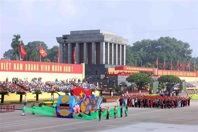 El bloque representativo de las 54 etnias vietnamitas desfilando frente a la tribuna. (Foto: VNA)
