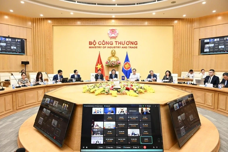 La delegación vietnamita en a la sesión virtual sobre ATIGA (Foto: https://baochinhphu.vn/)