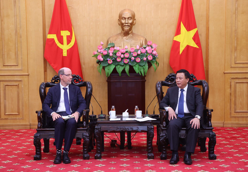 El director de la Academia Política Nacional Ho Chi Minh, Nguyen Xuan Thang, (derecha) recibe al vicepresidente de Asuntos Gubernamentales y Políticas Públicas de Google para la región de Mercados Emergentes, Doron Avnin. (Foto: VNA)