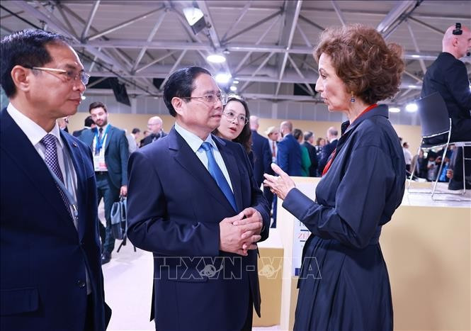 El primer ministro vietnamita, Pham Minh Chinh, (en el centro) y la directora general de la UNESCO (Foto: VNA)
